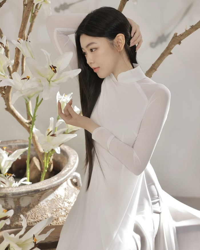 Chiếc áo dài không chỉ che đi những đường nét còn non nớt của tuổi đôi mươi mà còn tôn vinh sự mềm mại, dịu dàng vốn có của con gái lớn nhà Quyền Linh. Phần thân áo ôm sát, tà váy xòe rộng tạo nên dáng đứng thanh thoát, uyển chuyển mỗi khi di chuyển. Ảnh: IGNV