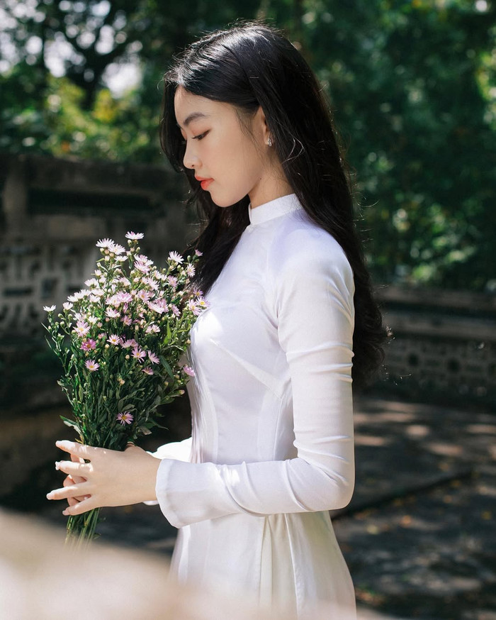 Nhìn chung, gu thời trang của Lọ Lem hướng đến sự nữ tính nhẹ nhàng, tinh tế. Cô ưu tiên những thiết kế kín đáo, thanh lịch, phù hợp lứa tuổi, nhưng vẫn giữ được nét cá tính riêng. Việc thường xuyên diện áo dài trong các dịp lễ Tết, về quê hay những buổi dạo phố giản dị cho thấy sự trân trọng văn hóa truyền thống của ái nữ nhà Quyền Linh. Ảnh: IGNV