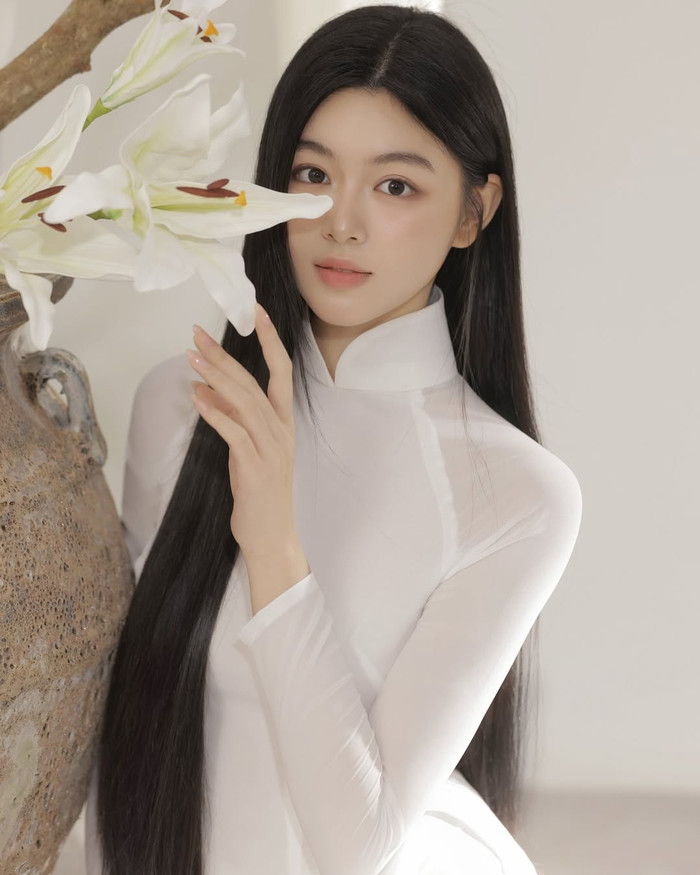 Với Lọ Lem, áo dài không phải là trang phục cầu kỳ, mà là cách để cô gái trẻ hòa mình vào văn hóa dân tộc, đồng thời để nhan sắc tự nhiên tỏa sáng mà không cần bất kỳ 'phụ trợ' nào. Nhiều khán giả nhận xét rằng, dù Lọ Lem diện váy maxi hay đầm nhung tiểu thư đều xinh xắn, nhưng chỉ khi mặc áo dài, cô mới mang vẻ đẹp khiến người xem phải ngoái nhìn và lưu luyến. Ảnh: IGNV