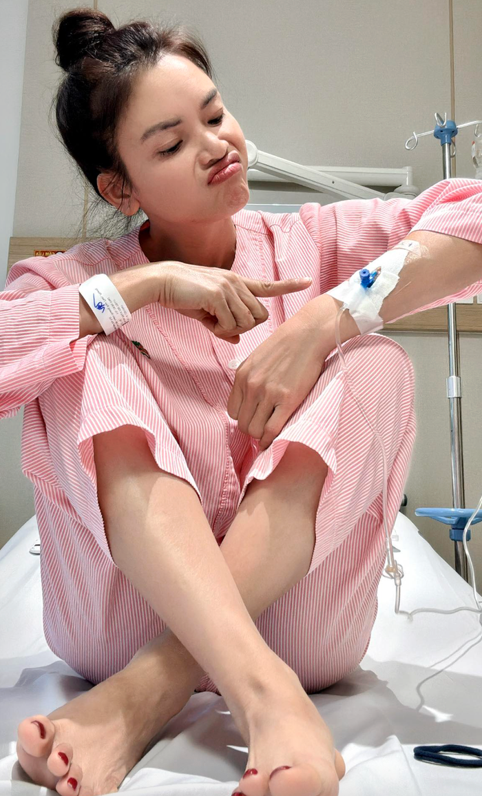 NSND Phạm Phương Thảo chụp ảnh khi ngồi trên giường bệnh. Ảnh: FBNV