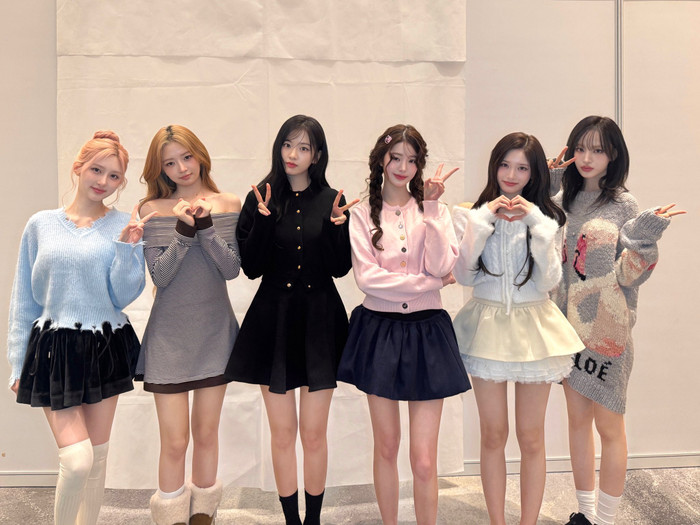 Trước đó Jang Won Young và các chị em trong nhóm IVE đã vui vẻ chụp ảnh khi có mặt tại sự kiện. Ảnh: IVE