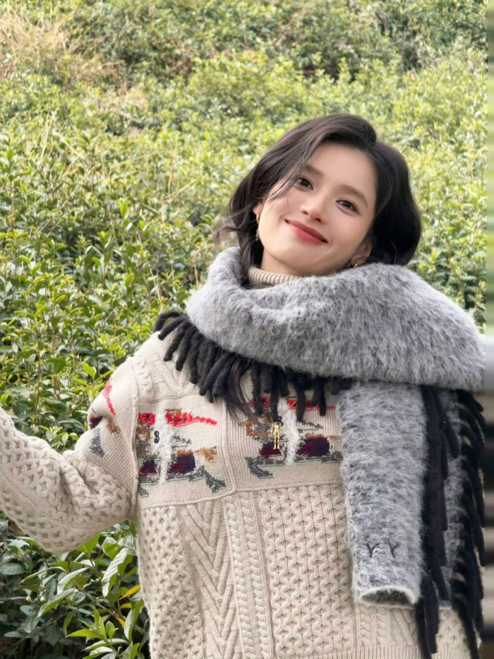 Gu thời trang của Trương Tịnh Nghi hướng đến sự cân bằng giữa cổ điển và hiện đại. Ảnh: Weibo