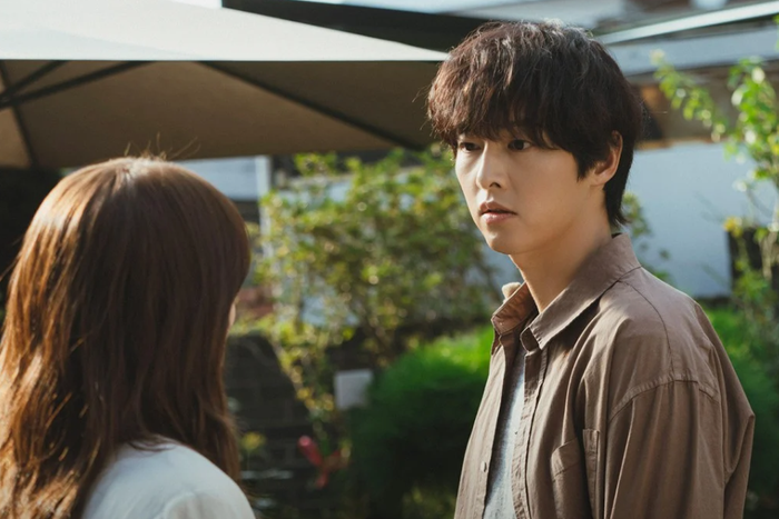 Song Joong Ki vào vai nam chính Kang Woo Joo, một cựu huấn luyện viên bay nay là kiểm soát viên không lưu