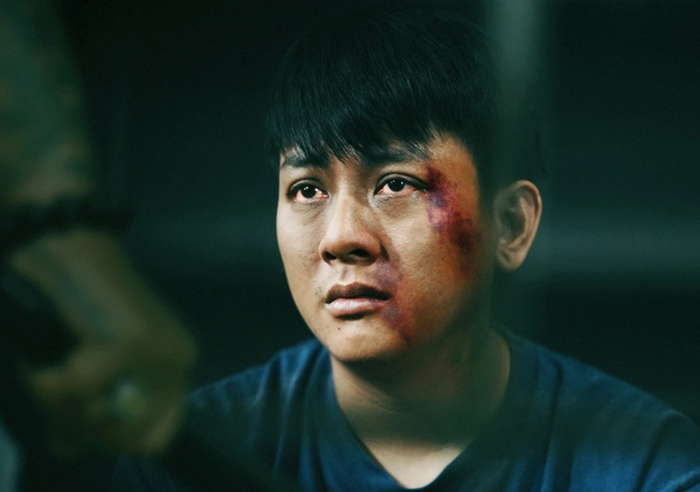 Hoài Lâm không ngần ngại lăn xả trong những cảnh quay tra tấn, rượt đuổi nghẹt thở và nơi tối tăm, chật hẹp.