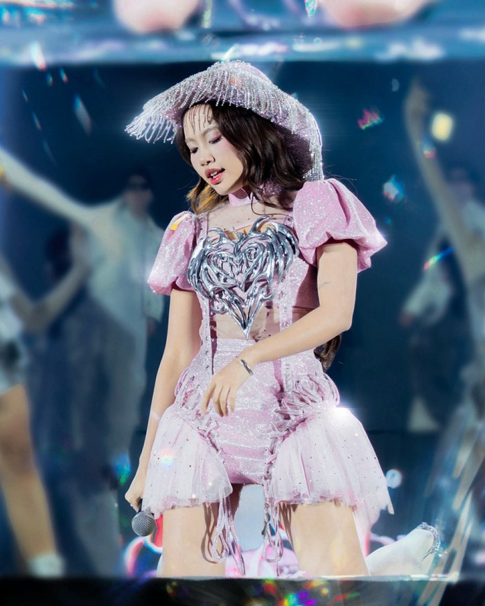 Nữ ca sĩ tiết lộ người đặc biệt gắn bó nhiều năm là trợ lý, trước vốn là khán giả yêu thích giọng hát của cô.