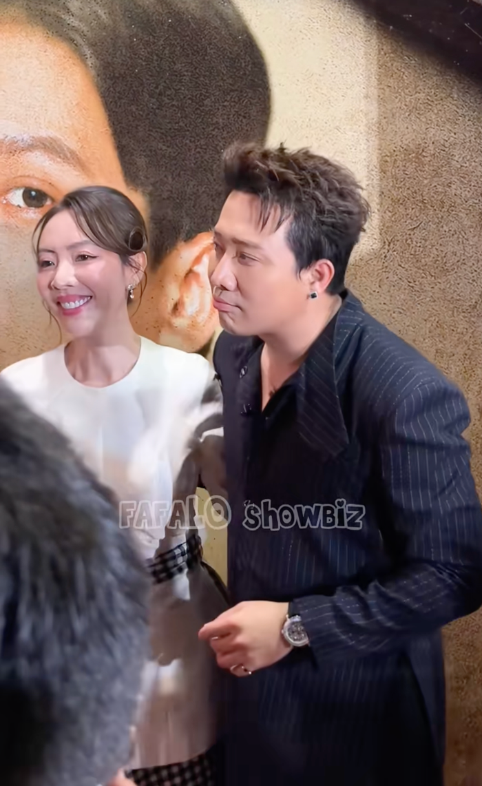 Trấn Thành diện mẫu đồng hồ trị giá 3 tỷ khi đến tham dự buổi ra mắt phim Ai Thương Ai Mến của Thu Trang. (Ảnh: chụp màn hình)