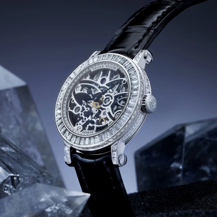 Điểm nhấn trên chiếc đồng hồ của Trấn Thành nằm ở phần viền đồng hồ được nạm nhiều viên kim cương.&nbsp;