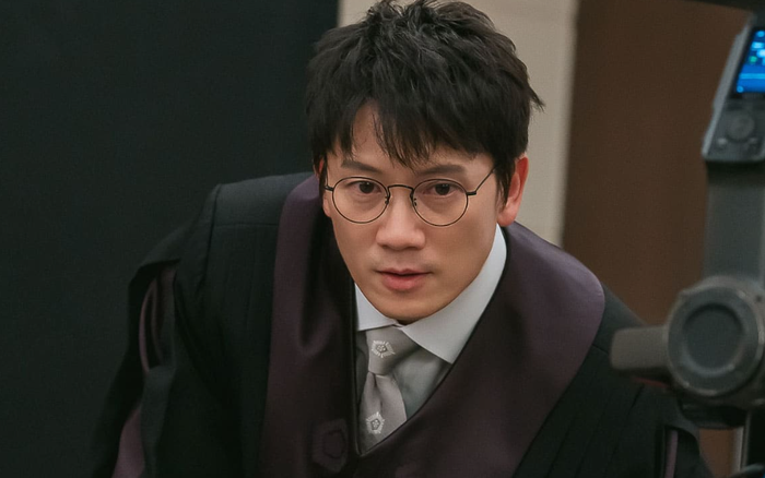 Ji Sung hóa thân thẩm phán trùng sinh, ánh nhìn nặng trĩu tội lỗi và khát vọng chuộc sai