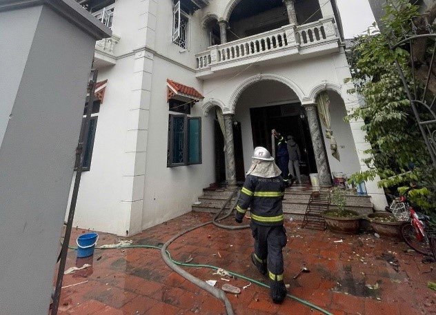 Lực lượng triển khai công tác chữa cháy và cứu nạn, cứu hộ. Ảnh: Công an TP Hà Nội