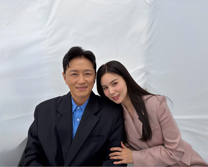 Vợ chồng diễn viên Jin Tae Hyun và Park Si Eun. 