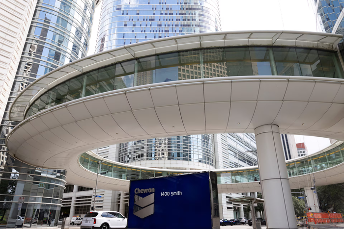 Biểu tượng Chevron bên ngoài tòa nhà Chevron tại Houston, Texas, Mỹ, ngày 19/8/2025. Ảnh: Reuters/Kaylee Greenlee.