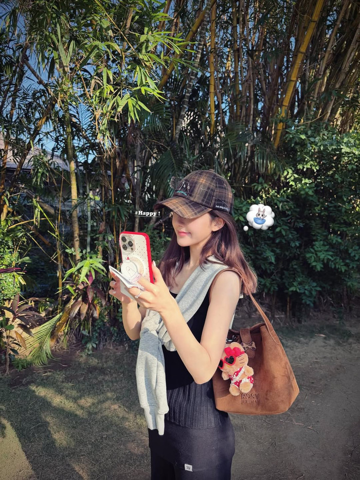 Khác với những lần xuất hiện trước ống kính, loạt ảnh đời thường của Triệu Lộ Tư vẫn ghi điểm với vẻ đẹp mộc mạc, tự nhiên (Ảnh: ISNV).