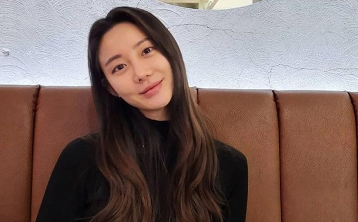 Han Groo ly hôn vào năm 2022, sau đó dần quay trở lại với showbiz.