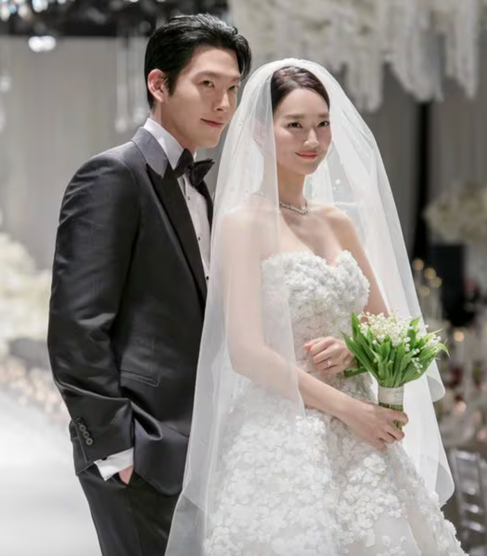 Khoảnh khắc ngọt ngào của Shin Min Ah và Kim Woo Bin ở trong đám cưới. Ảnh: AM Entertainment