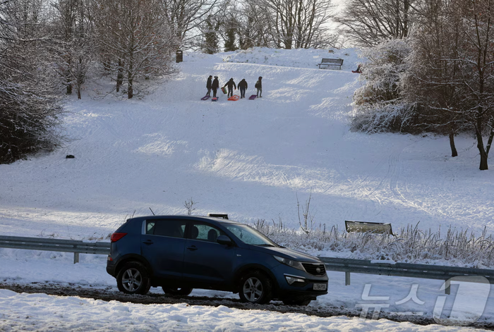 Thời tiết xấu cũng gây nhiều trở ngại cho giao thông đường bộ (Ảnh: News 1).