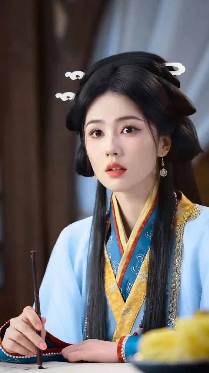 Dù ở trên màn ảnh hay trong những khoảnh khắc đời thường, Bạch Lộc vẫn thu hút sự quan tâm của công chúng.