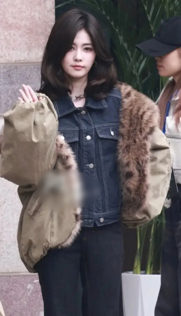 Trong một bức ảnh khác, Bạch Lộc diện set denim đầy trẻ trung, năng động.