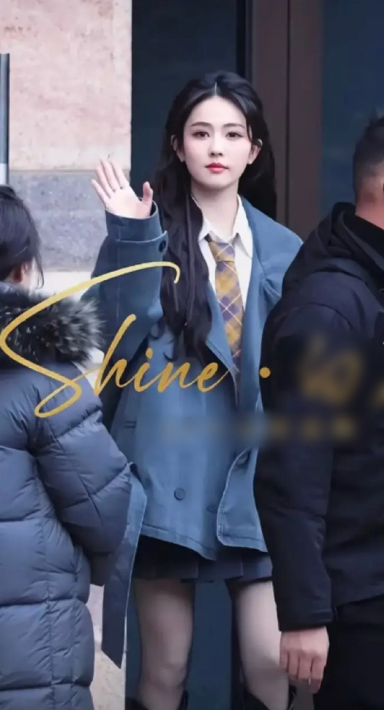 Bạch Lộc gây chú ý với loạt khoảnh khắc đời thường.