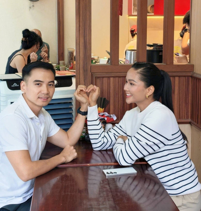 H'Hen Niê được chồng hết mực quan tâm, cưng chiều. Ảnh: FBNV