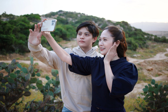 Nữ diễn viên chia sẻ hình ảnh con trai ra thăm bố mẹ đang quay phim tại Ninh Thuận.