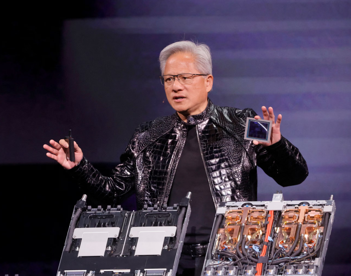Jensen Huang cho biết rằng thế hệ chip tiếp theo đang trong giai đoạn 'sản xuất hàng loạt' và sẽ được Nvidia ra mắt vào cuối năm nay. Ảnh: Reuters