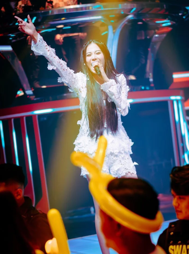 Gần đây, Nam Em thường xuyên hát tại các quán bar, phòng trà.