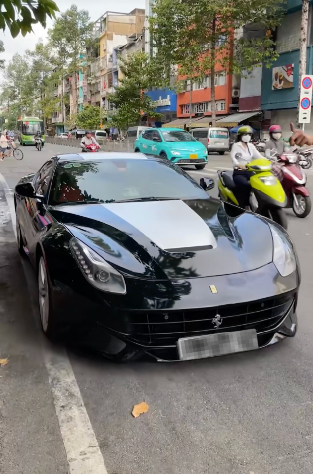 Chiếc Ferrari F12 Berlinetta trên đường phố của ông Đặng Lê Nguyên Vũ. (Ảnh: chụp màn hình)