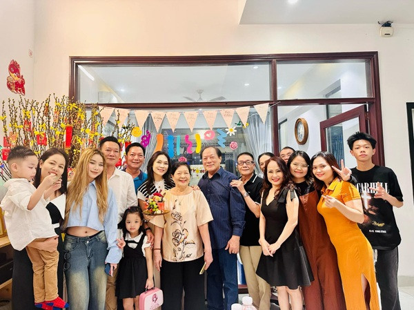 Mỹ Tâm chụp ảnh cùng gia đình đông thành viên, vô cùng hạnh phúc của mình.