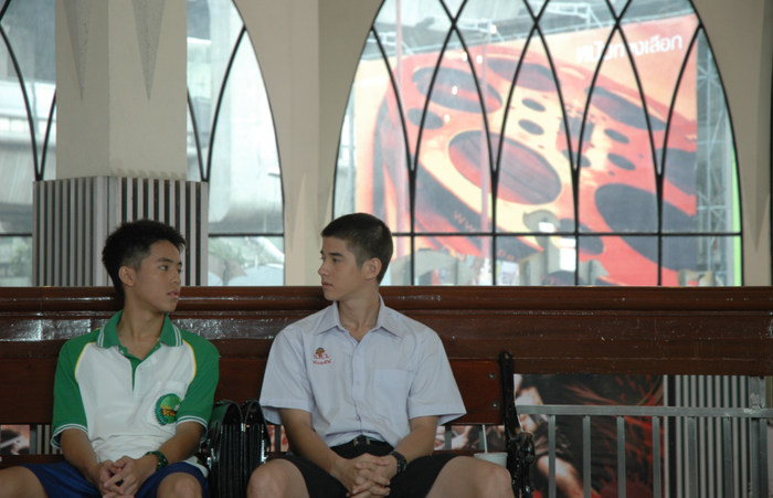 Chuyện Tình Siam trở lại sau 18 năm - không ồn ào, không phô trương, nhưng vẫn đứng đó như mầm cây đầu tiên của dòng BL Thái Lan, bền bỉ và đẹp đến nghẹn ngào