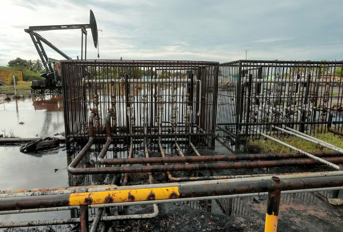 Hình ảnh các đường ống dẫn dầu và một giàn bơm dầu tại một mỏ dầu gần hồ Maracaibo, ở Cabimas, Venezuela, ngày 14 tháng 10 năm 2022. (Ảnh: Reuters)&nbsp;