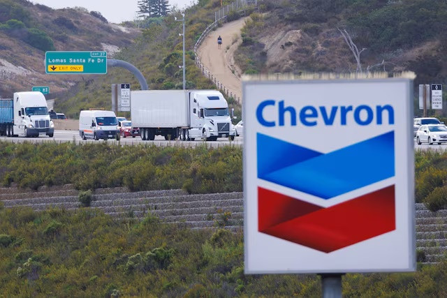 Hình ảnh biển hiệu trạm xăng Chevron tại Encinitas, California, Hoa Kỳ, ngày 23 tháng 10 năm 2023.(Ảnh: Reuters)
