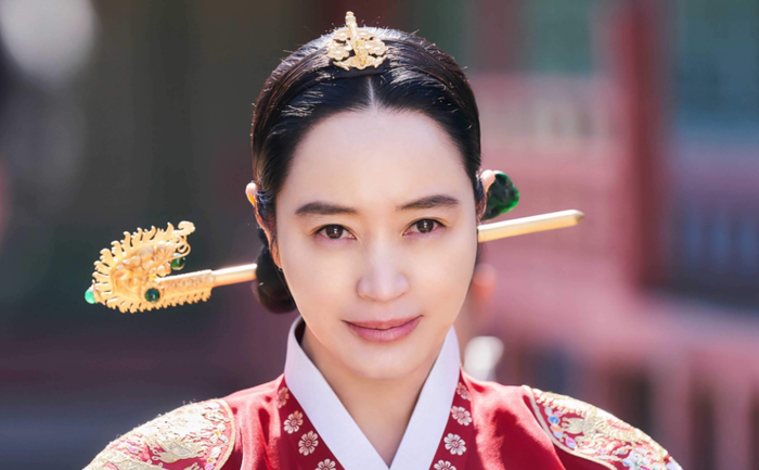 Kim Hye Soo trong vai vương hậu, trung tâm của một câu chuyện quyền lực và tình mẫu tử