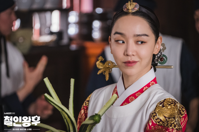 Shin Hye Sun trong vai vương hậu với linh hồn hiện đại - nguồn cơn của hàng loạt tình huống 'cười xỉu'
