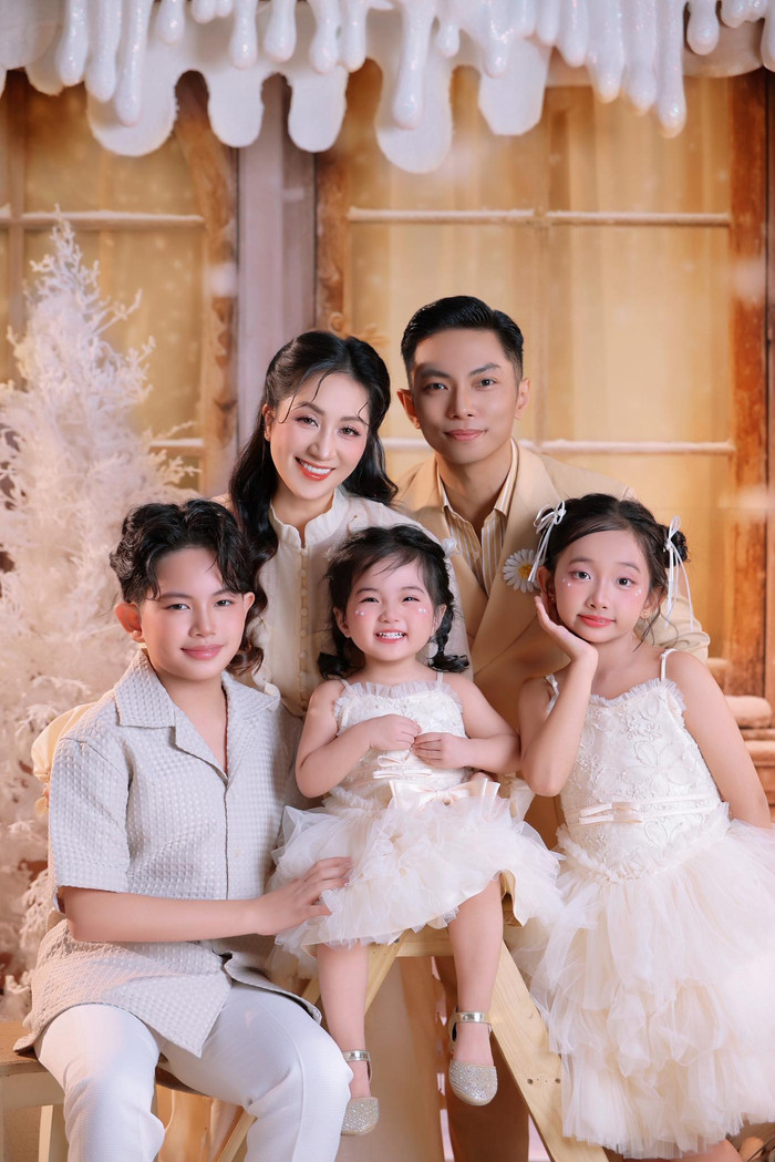 Khánh Thi - Phan Hiển thường xuyên chụp ảnh cùng với các con. Ảnh: FBNV