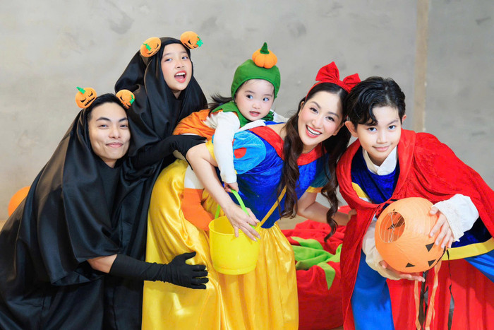 Những bộ ảnh của gia đình Khánh Thi và Phan Hiển đều nhận được lượt tương tác nồng nhiệt từ phía khán giả. Ảnh: FBNV