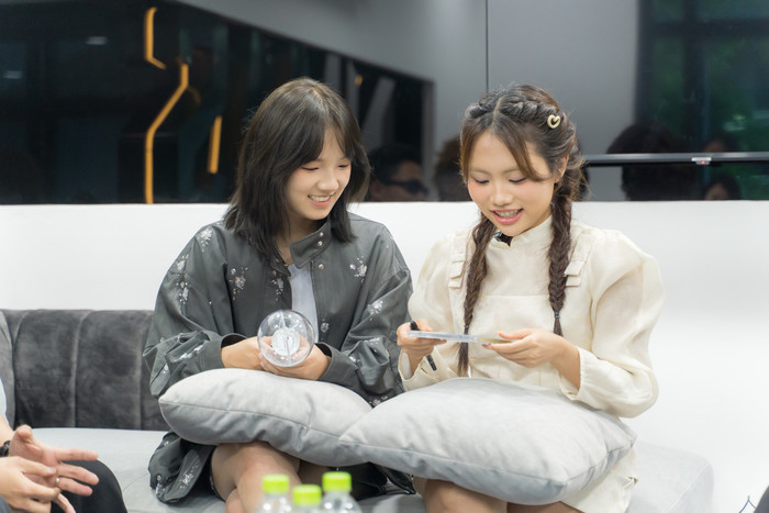 Phương Mỹ Chi đưa Khả Lâu đến thăm quan công ty quản lý. Ảnh: FBNV