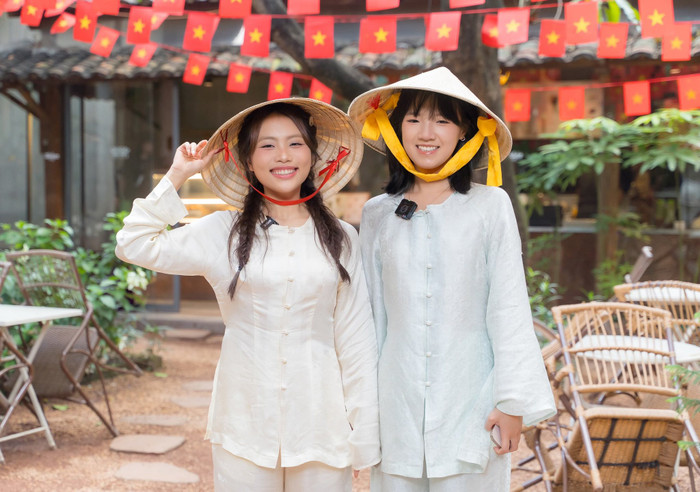 Phương Mỹ Chi và Khả Lâu vui vẻ chụp ảnh khi đi chơi cùng nhau. Ảnh: FBNV