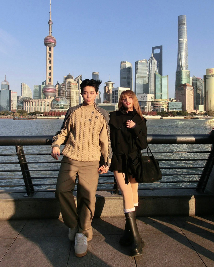 Xoài Non và Gil Lê nắm tay tình tứ trong chuyến du lịch tại Trung Quốc. Ảnh: FBNV