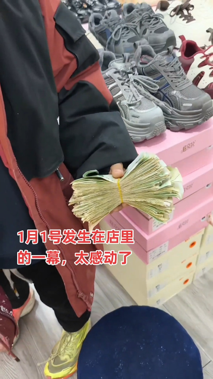 Cậu bé cầm xấp tiền đi mua đôi giày, chủ cửa hàng bật khóc sau khi nghe lý do Ảnh 1