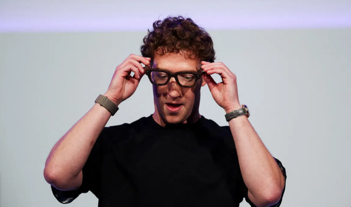 Meta Platforms cho biết sẽ hoãn kế hoạch ra mắt kính thông minh Ray-Ban Display AI do nguồn cung hạn chế và nhu cầu cao tại Mỹ. Ảnh: Reuters