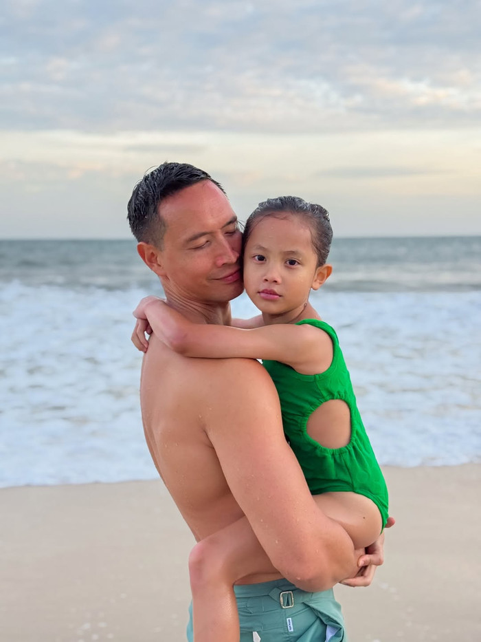 Thời gian qua, Hồ Ngọc Hà cũng thường xuyên cập nhật những khoảnh khắc bên Kim Lý và các con (Ảnh: ISNV).