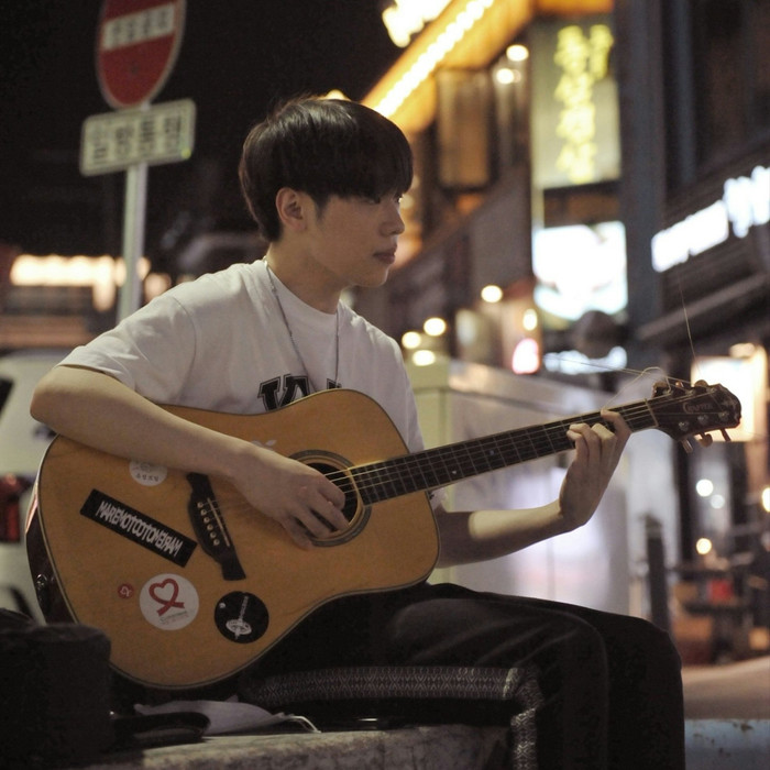 Nam ca sĩ được chị ruột thông báo ngã lầu qua đời Ảnh 1