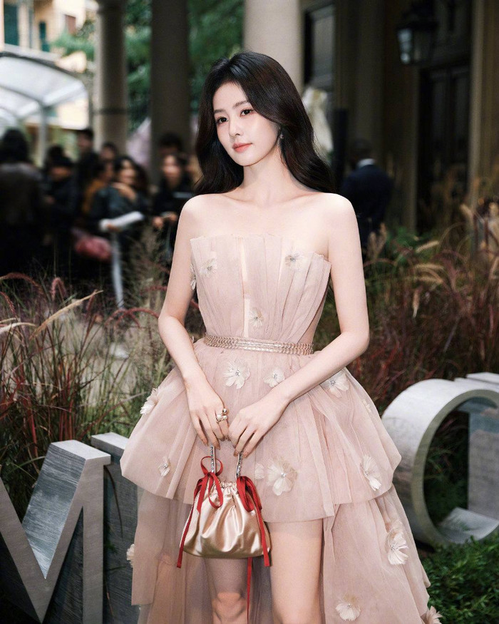 Bạch Lộc luôn thể hiện hình ảnh thân thiện, cởi mở trước công chúng. Ảnh: Weibo