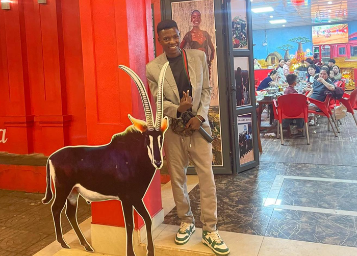 Trong chuyến sang Việt Nam mới đây, Lindo thu hút sự chú ý khi sử dụng đôi giày 13 triệu đồng. Ảnh: FBNV