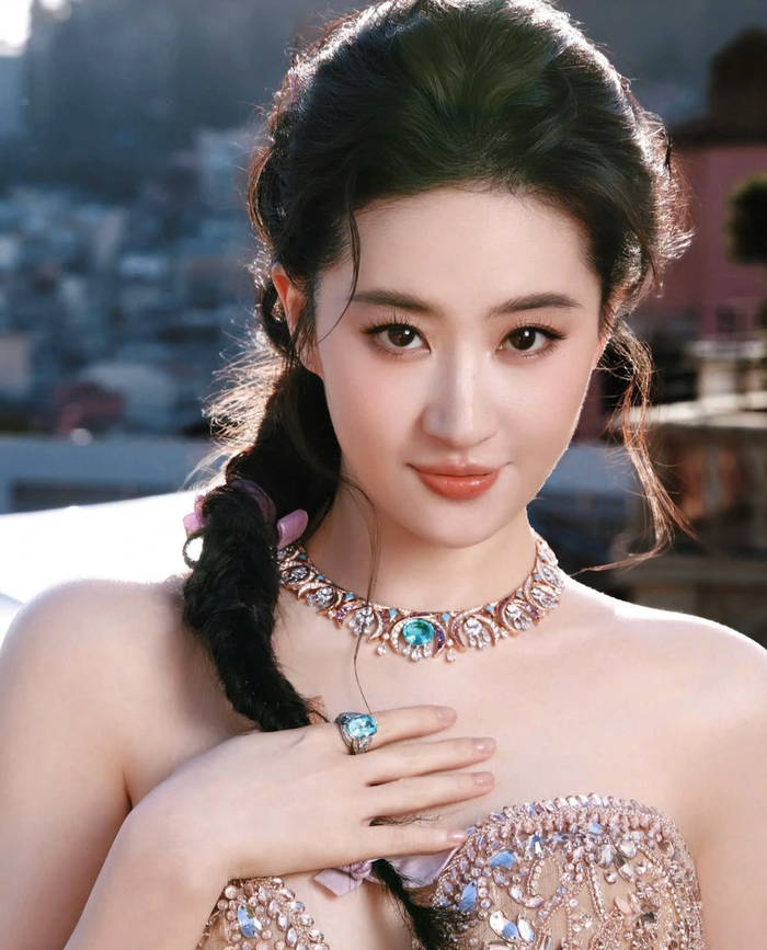 Dù là trên màn ảnh hay trong những khoảnh khắc đời thường, Lưu Diệc Phi vẫn duy trì được sức hút của mình.