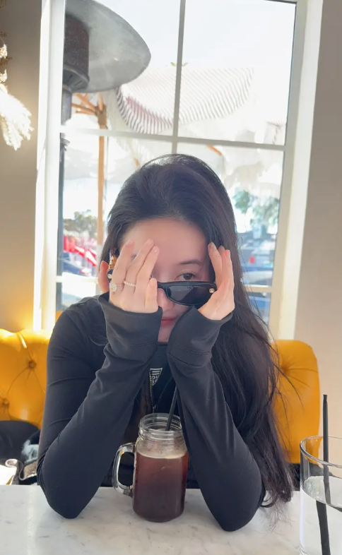 Lưu Diệc Phi thường sống khá kín tiếng, hiếm khi chia sẻ những khoảnh khắc đời tư của mình.