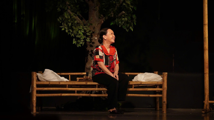 Trên trang cá nhân, Việt Hương thường xuyên chia sẻ những khoảnh khắc trên sân khấu kịch (Ảnh: FBNV).