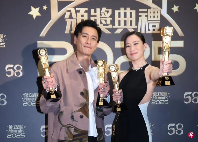 Xa Thi Mạn chụp ảnh cùng Huỳnh Tông Trạch và đoàn phim “Nữ Hoàng Tin Tức 2” sau lễ trao giải