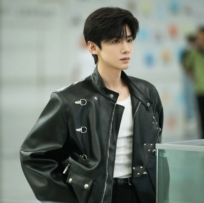 Bạch Kính Đình tạo được dấu ấn với Em Là Thành Trì Doanh Luỹ Của Anh, trước khi tiếp tục được yêu thích qua Khanh Khanh Nhật Thường, Trường Phong Độ và Khó Dỗ Dành, giữ vững sức hút với khán giả trẻ.