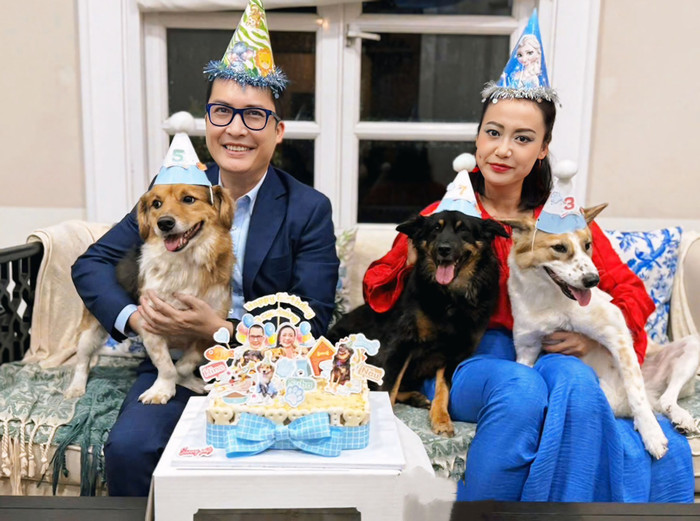 Bên cạnh sự nghiệp thành công, hiện nữ diễn viên có đời sống hôn nhân viên mãn bên chồng và đàn thú cưng.